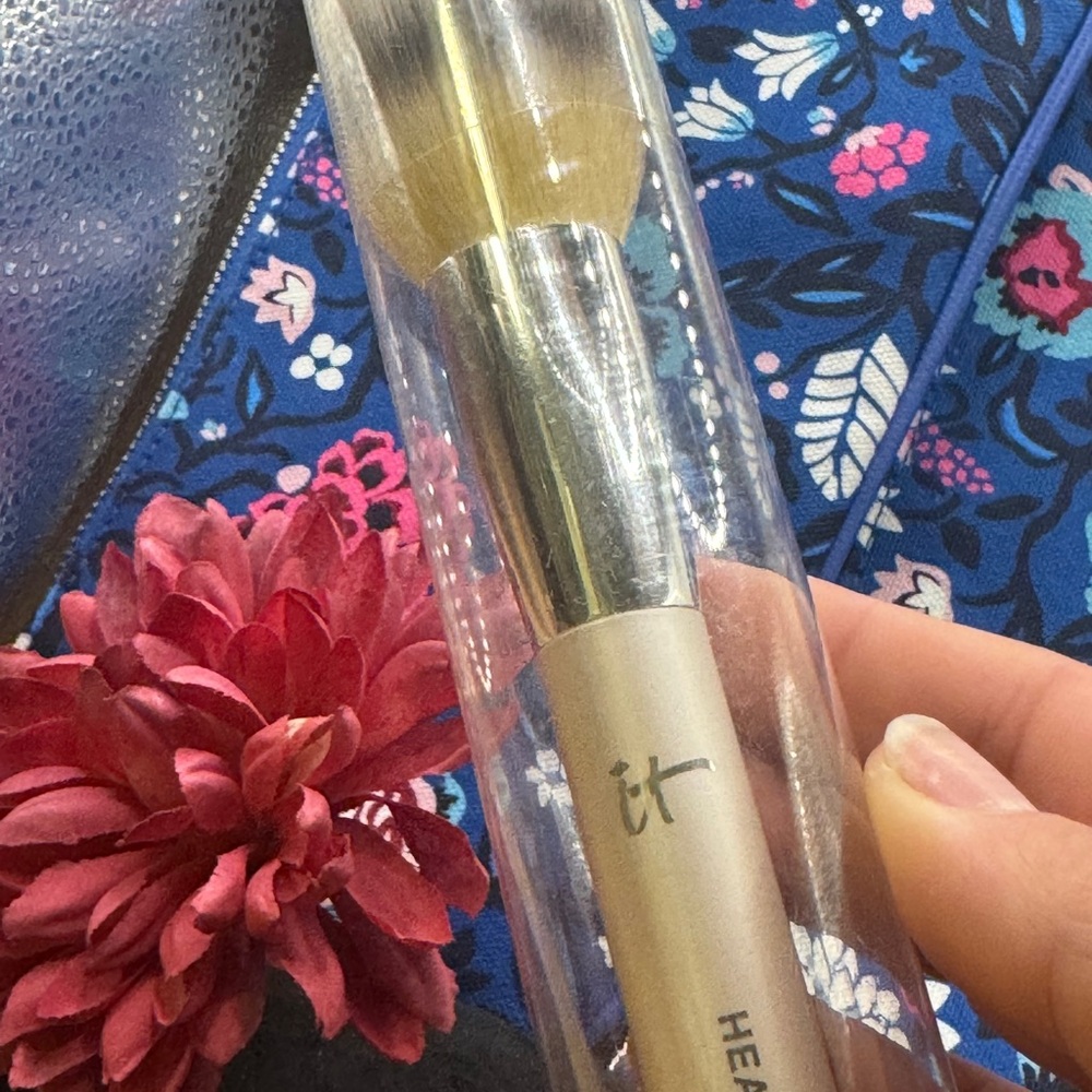 It cosmetics heavenly luxe buffing foundation cosmetic brush - Picture 5 of 8